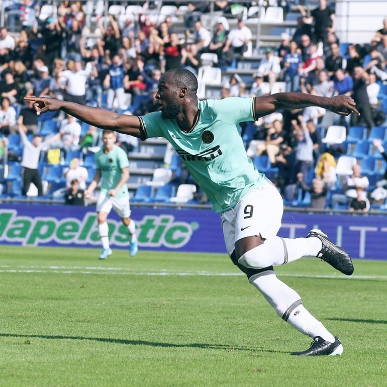 Selebrasi Romelu Lukaku usai mencetak gol ke gawang Sasuolo. (Sumber: Instagram @inter)