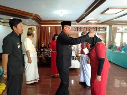 Wakil Bupati Tana Toraja, mengalungkan tanda peserta saat Pembukaan Diklatpim Tk. III Tahun 2019