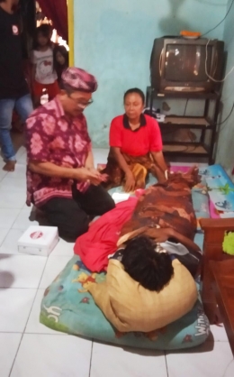 Bupati Cirebon pun berkesempatan menengok warga Gebang yang sedang sakit (doc.foto infokom)
