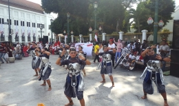Tarian Angguk memeriahkan syukuran pesta rakyat pelantikan Jokowi-Ma'ruf (dok. pri/hendrawardhana).