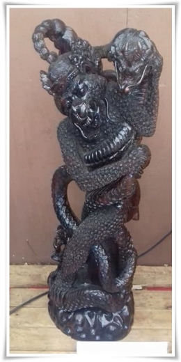 Patung dari kayu eboni berwarna hitam (Dokpri)