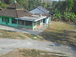 Mushala di sisi rel kereta api dekat perbatasan Kabupaten Kulon Progo dan Purworejo. Dokpri.