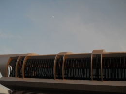 Suasana pagi di sisi belakang Stasiun Balapan Solo, masih nampak bulan di kejauhan. Dokpri.