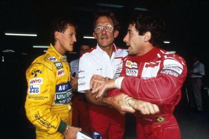 Pria dengan wearpack merah itulah yang memperkenalkan upper cut diluar ring tinju pada Michael Schumacher (Properti : Gridoto)
