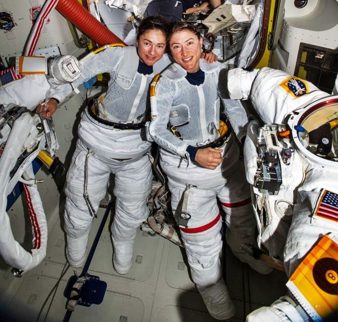 Misi pertama 'spacewalk' NASA dengan kru semua perempuan sukses diluncurkan akhir minggu lalu (doc.Rediff.com/ed.Wahyuni)