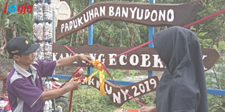 Pemotongan pita Tugu Ecobrick oleh Perwakilan Camat Jetis, Bantul (dok.pri)