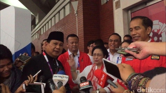 Pertemuan Jokowi dengan Prabowo yang juga dihadiri Megawati dan Puan di TMII saat momen Asian Games 2018 (detik.com).