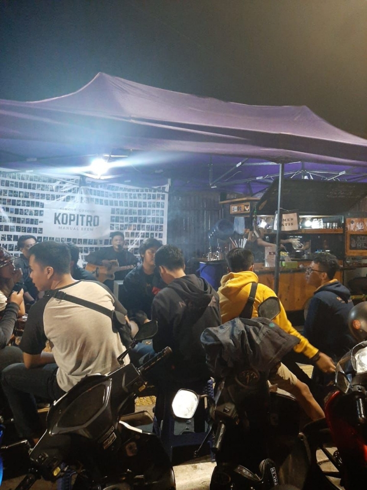 Suasa malam Minggu di sebuah gerai kopi bernama KOPITRO di Matraman, Jakarta Timur (Dok. Pribadi)