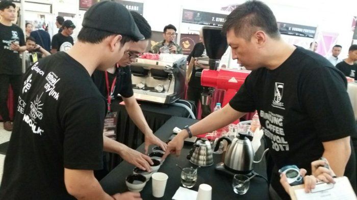 Natanael Charis (kanan) sebagai Ketua Indonesian Coffee Master (sumber : Tribun Jabar)