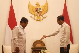 Presiden Joko Widodo (kanan) menyambut kunjungan Ketua Umum Partai Gerindra Prabowo Subianto (kiri) di Istana Merdeka, Jakarta, Jumat (11/10/2019). Dalam pernyataannya seusai bertemu Presiden, Prabowo menegaskan siap membantu pemerintahan Joko Widodo-Ma'ruf Amin apabila diperlukan. (ANTARA FOTO/AKBAR NUGROHO GUMAY)