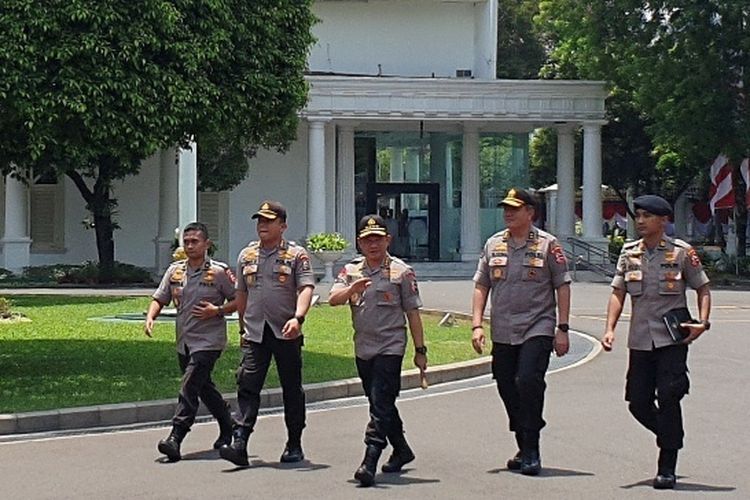 Kapolri Jenderal pol Tito Karnavian turut hadir ke Istana, Senin (21/10/2019). Tito menyusul tokoh lainnya yang sudah lebih dulu datang ke Istana.