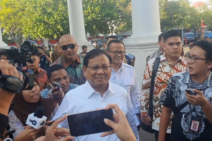 Ketua Umum Partai Gerindra Prabowo Subianto turut hadir di Istana Merdeka, Jakarta, Senin (21/10/2019). Ia datang bersama Waki Ketua Umum Partai Gerindra Edhy Prabowo. Keduanya kompak mengenakan kemeja putih lengan panjang KOMPAS.com/ Ihsanuddin