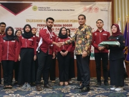 Andi Heriansyah Batubara (kiri) resmi dilantik sebagai ketua PM Bogor 2019-2020. Dok. PERHUMAS