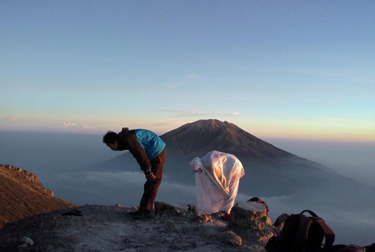 Sholat di Puncak Gunung (islam.nu.or.id)