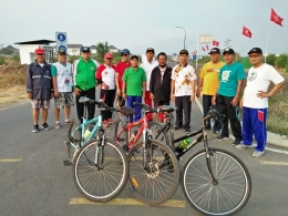 Jalan sehat kerap bertemu dengan pesepeda. Dokumen D'Tadarus Community