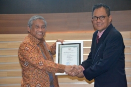 Ketua Badan Wakaf Indonesia, Muhammad Nuh memberikan surat tanda bukti Nadzir Wakaf kepada Unair 