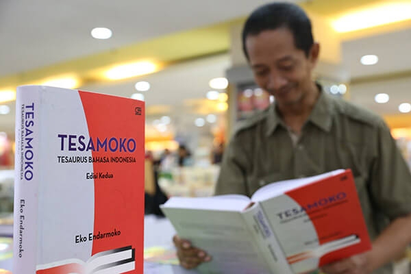 Eko Endarmoko sedang membaca hasil karyanya, di toko buku Gramedia, Matraman, Jakarta, Jumat (21/10/2016). Kompas.com/Andre LA.