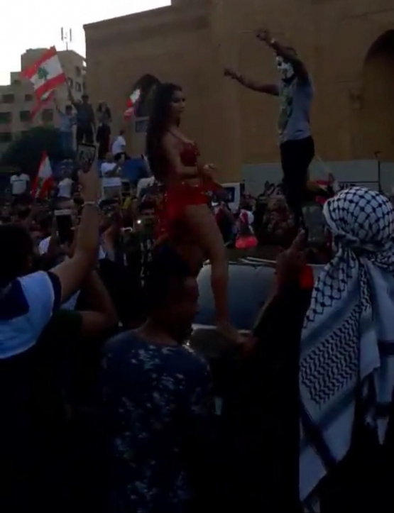 Foto Penari perut: screen-shot dari akun Twitter @Resistence48, Protest in #Lebanon have turned into concerts.