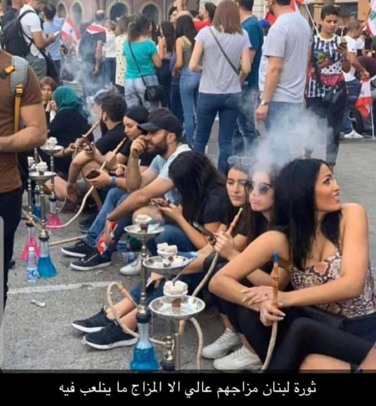 Foto Pemuda-pemudi mengisap shisa: Akun Twitter @Ommiyar, Protest in Lebanon.