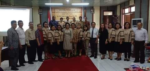 foto bersama Dr Oley dengan staf dosen jurusan sosek(sumber:veyne rorimpandey)