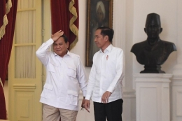 Presiden Joko Widodo (kanan) berjalan bersama Ketua Umum Partai Gerindra Prabowo Subianto (kiri) usai melakukan pertemuan di Istana Merdeka, Jakarta, Jumat (11/10/2019). Pertemuan itu membahas berbagai gagasan untuk kemajuan bangsa seperti pemindahan ibu kota, isu-isu ekonomi hingga pertahanan negara. (ANTARA FOTO/Akbar Nugroho Gumay)