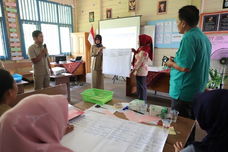 Guru-gGuru-guru Gugus Teratai Tanjung Selor, Bulungan, mempresentasikan hasil analisis masalah pembelajaran dalam satu sesi pelatihan berbasis KKG.(DOK. DISDIKBUD BULUNGAN, KALTARA) 