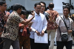 Nadiem Makarim (tengah) meninggalkan Kompleks Istana Kepresidenan, Jakarta, Senin (21/10/2019). Menurut rencana, Presiden Joko Widodo akan memperkenalkan jajaran kabinet barunya hari ini usai dilantik Minggu (20/10/2019) kemarin untuk masa jabatan keduanya periode tahun 2019-2024 bersama Wapres Maruf Amin.(ANTARA FOTO/WAHYU PUTRO A)