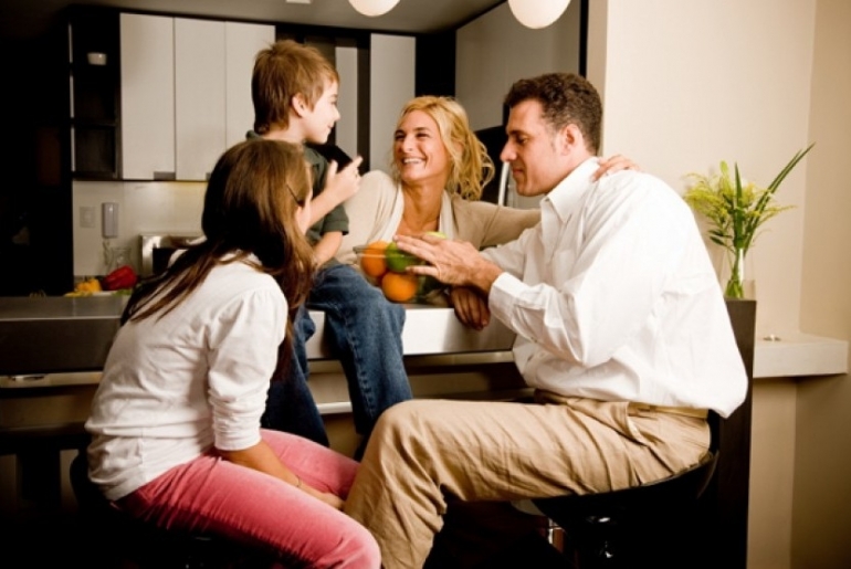 Diskusi keluarga yang hangat membantu meluruskan persepsi anak/ilustrasi: www.republika.co.id)