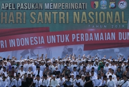 Sejumlah santri berfoto bersama (Antara Foto/Didik Suhartono)