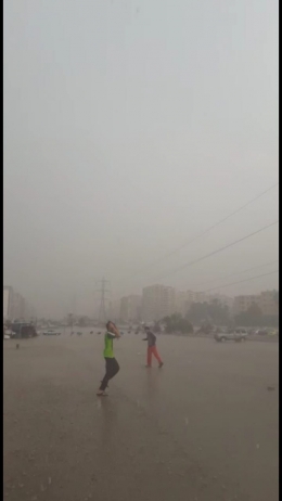 Keadaan Kairo Saat diguryur hujan, terlihat dua orang pemuda bermain Hujan di Nasr City (Dokumentasi: Yazid Arif) 
