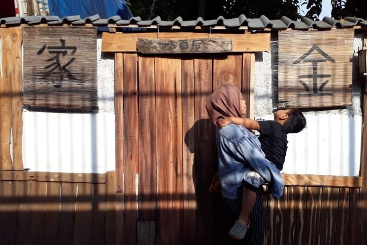 ilustrasi: Wisatawan saat mendatangi dan berfoto di kampung tematik ala Jepang di Gang Kepatihan, Jalan Veteran, Kelurahan Kebon Kelapa, Kecamatan Bogor Tengah, Kota Bogor. (KOMPAS.COM/RAMDHAN TRIYADI BEMPAH)