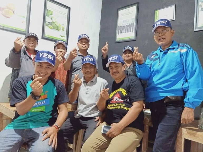 Yes Mania lamongan saat berfoto bersama berpose memberikan jari hati |dokpri