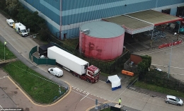 Truk kontainer maut sedang diinvestigasi oleh kepolisian setempat (sumber: DailyMail.co.uk) 