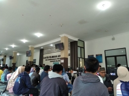 Mengantri diperiksa dokumen, Dispendukcapil Kabupaten Malang (dok. pribadi)