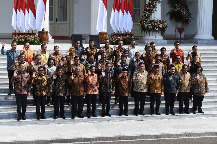 Presiden Joko Widodo didampingi Wapres Maruf Amin memperkenalkan jajaran menteri Kabinet Indonesia Maju di tangga beranda Istana Merdeka, Jakarta, Rabu (23/10/2019). (sumber: kompas.com)