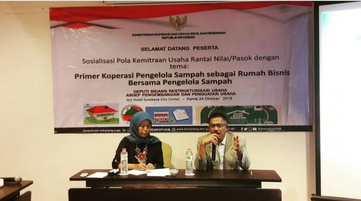 Ilustrasi: Asrul Hoesein Direktur Green Indonesia Foundation sebagai narasumber pada Sosialisasi PKPS di Surabaya. Sumber: Pribadi.