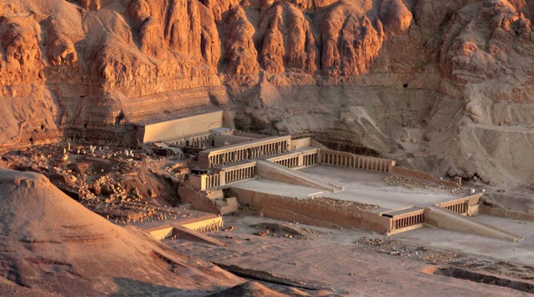 Kuil Hatshepsut di Deir el-Bahri. berisi relief adegan ekspedisi ke tanah Punt. (sumber: www.ancient-origins.net)