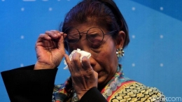 Susi Pudjiastuti menangis/ Foto: Agung Pambudhy (sumber: Haibunda.com)
