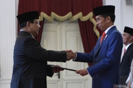 Presiden Jokowi serahkan petikan keputusan kepada Menhan Prabowo | Sumber gambar : banten.antaranews.com
