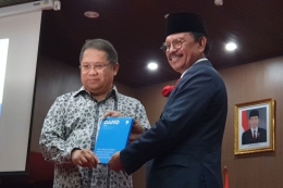 Rudiantara (kiri) dan Menkominfo baru, Johnny G Plate (kanan) di acara serah terima jabatan Menkominfo di Jakarta, Rabu (23/10/2019).(KOMPAS.com/Gito Yudha Pratomo)