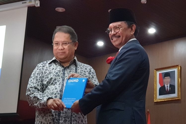 Rudiantara (kiri) dan Menkominfo baru, Johnny G Plate (kanan) di acara serah terima jabatan Menkominfo di Jakarta, Rabu (23/10/2019).(KOMPAS.com/Gito Yudha Pratomo)