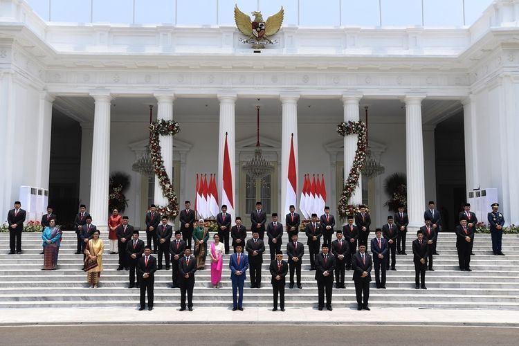Presiden Joko Widodo didampingi Wapres Maruf Amin berfoto bersama jajaran menteri Kabinet Indonesia Maju yang baru dilantik di tangga beranda Istana Merdeka, Jakarta, Rabu (23/10/2019) | ANTARA FOTO/ Puspa Perwitasari | KOMPAS.com