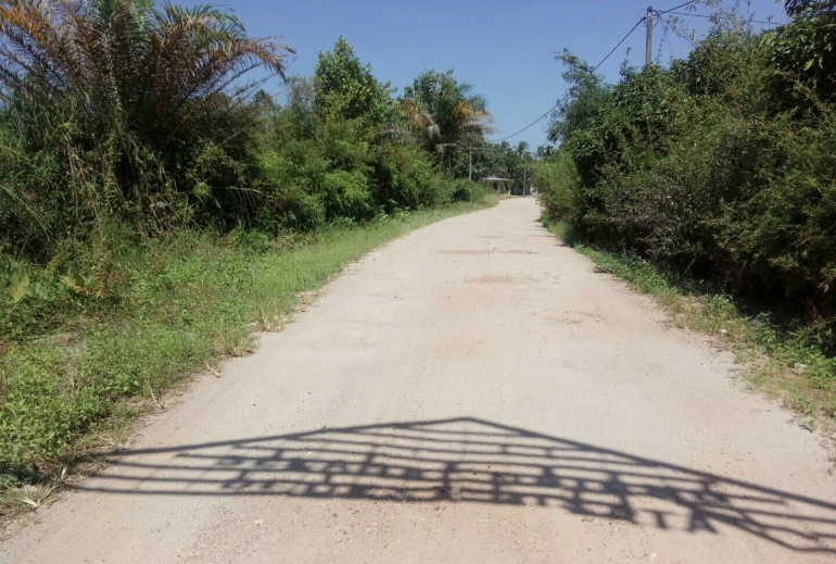 Jalan jalan tanah menuju kampung Gedong (dokpri)