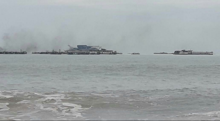 Penampakan kapal keruk, kapal isap dan peralatan penambang konvensional di laut pantai Timur kota Sungailiat, kabupaten Bangka, Provinsi Kepulauan Bangka Belitung (dokpri) 