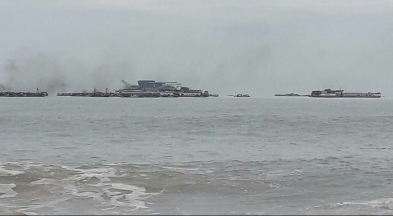 Penampakan kapal keruk, kapal isap dan peralatan penambang konvensional di laut pantai Timur kota Sungailiat, kabupaten Bangka, Provinsi Kepulauan Bangka Belitung (dokpri) 