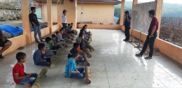Anak-anak di Siosar sedang berlatih di sebuah balai, memainkan (dokumentasi pribadi)