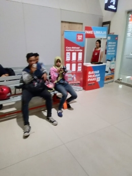 Petugas LinkAja di Stasiun Wonokromo Surabaya. Perlu ada petugas yang membantu calon penumpang yang kesulitan mengakses KAI Acces. - Dokumen pribadi