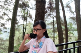 Menikmati Hot Cappuccino Kopi Daong di bawah pohon pinus | Dokumentasi Pribadi
