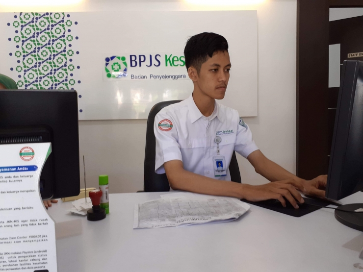 Petugas BPJS di Sungailiat, kabupaten Bangka sedang memberikan pelayanan (dokpri) 
