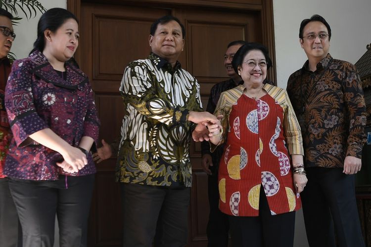 Ketua Umum PDI Perjuangan Megawati Soekarnoputri (kedua kanan) didampingi Puan Maharani (kiri) dan Prananda Prabowo (kanan) menerima Ketua Umum Partai Gerindra Prabowo Subianto (kedua kiri) di kediaman Jalan Teuku Umar, Jakarta, Rabu (24/7/2019). ANTARA FOTO/Puspa Perwitasari/hp.(ANTARA FOTO/PUSPA PERWITASARI)